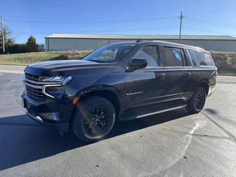 Used 2024 Chevrolet Suburban LT image 3