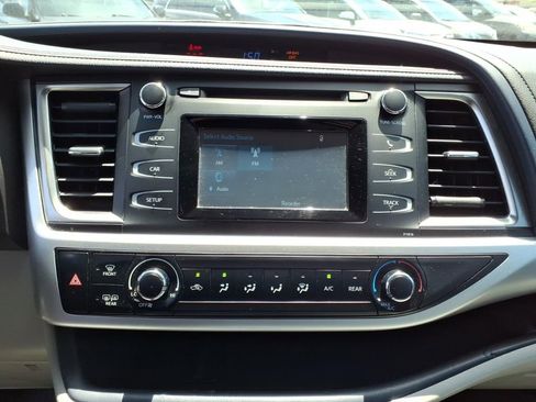 Used 2019 Toyota Highlander LE AWD/4WD image 11