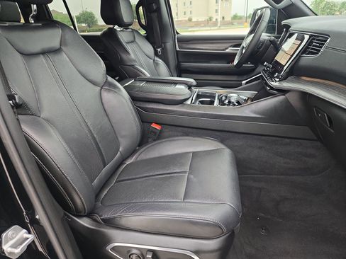 Used 2024 Jeep Wagoneer Series II w/ Flexible Seating Group RWD image 31