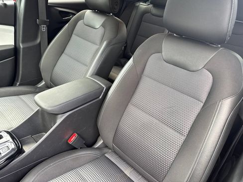Used 2025 Chevrolet Trax LT FWD image 19