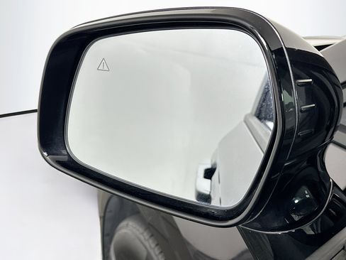Used 2025 Kia Carnival FWD image 16