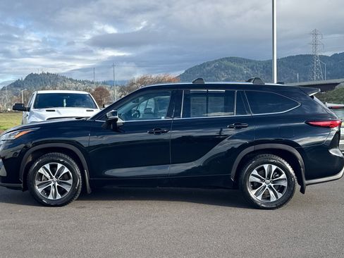 Used 2020 Toyota Highlander XLE image 6