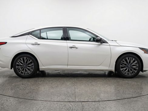 Used 2025 Nissan Altima 2.5 SV image 11