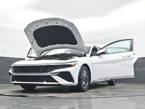 Used 2024 Hyundai Elantra SEL image 53