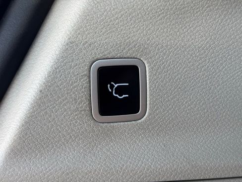 Used 2020 Chrysler Pacifica Touring-L Plus FWD image 6