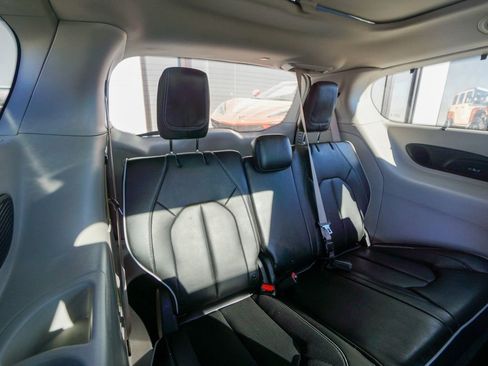 Used 2021 Chrysler Pacifica Limited w/ Uconnect Theater Family Group image 38