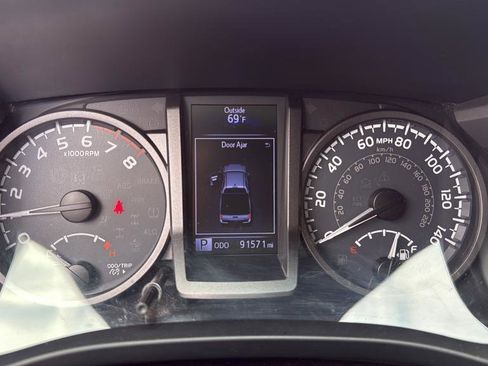 Used 2019 Toyota Tacoma TRD Off-Road w/ Technology Package image 18