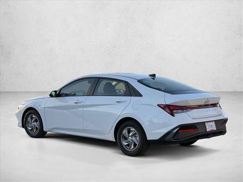 Certified 2025 Hyundai Elantra SE image 7