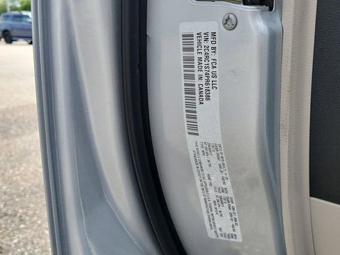 Used 2023 Chrysler Pacifica Limited FWD image 35