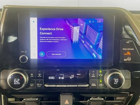 Used 2025 Toyota Highlander LE FWD image 21