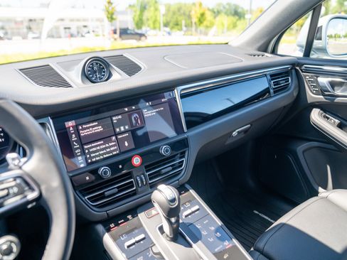 Certified 2026 Porsche Macan AWD/4WD image 15