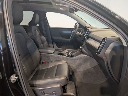 Used 2024 Volvo XC40 B5 Plus image 33