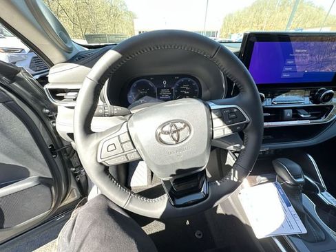 New 2026 Toyota Highlander Platinum image 13