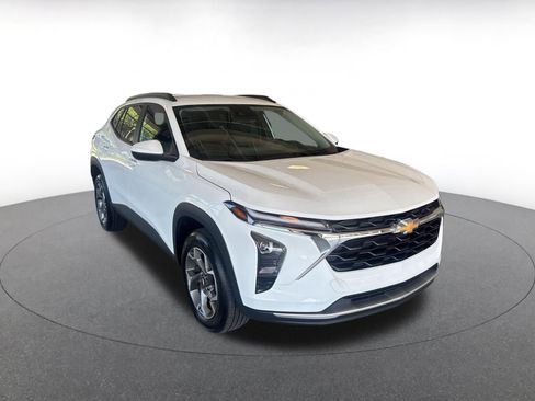 Used 2025 Chevrolet Trax LT w/ LT Convenience Package FWD image 3