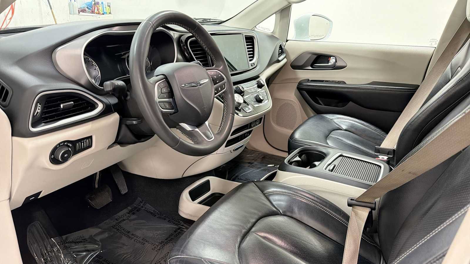 Used 2022 Chrysler Pacifica Touring-L FWD image 12