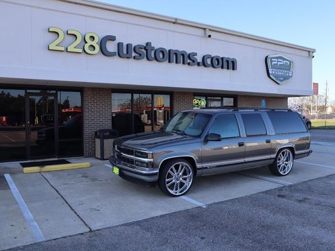 Used 1999 Chevrolet Suburban 2WD w/ Preferred Equipment Group 3 image 2