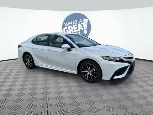 Used 2024 Toyota Camry SE w/ Convenience Package image 3