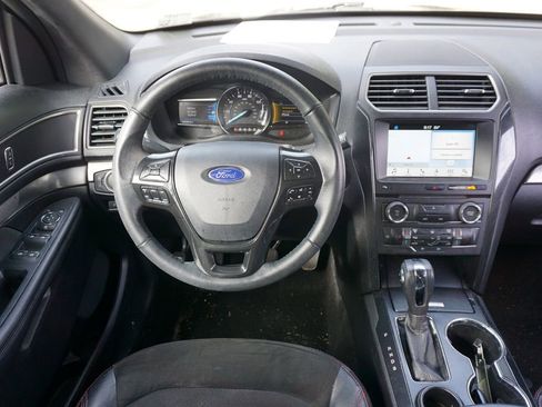 Used 2018 Ford Explorer XLT w/ Equipment Group 202A image 5