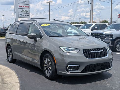 Used 2023 Chrysler Pacifica Touring-L FWD image 3