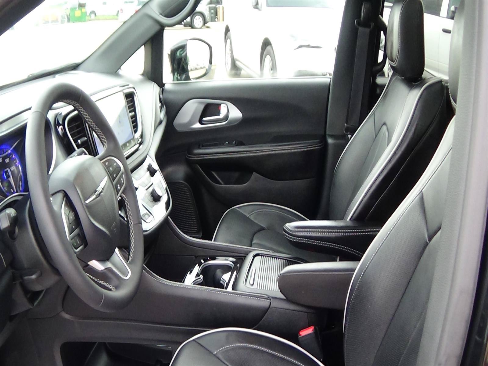Used 2026 Chrysler Pacifica Limited FWD image 24