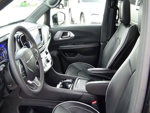 Used 2026 Chrysler Pacifica Limited FWD image 24