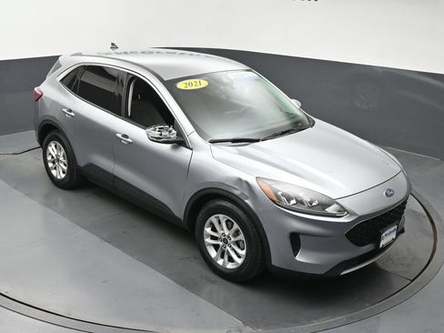 Used 2021 Ford Escape SE w/ Convenience Package FWD image 3