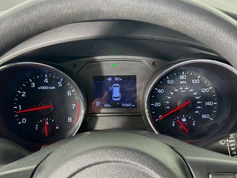 Used 2019 Kia Sedona LX image 16