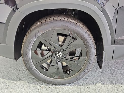 New 2026 Volkswagen Taos SE FWD image 12