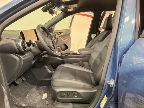 New 2026 Chevrolet Equinox LT w/ Convenience Package II AWD/4WD image 8