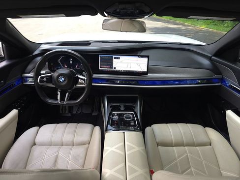 Used 2023 BMW 760i xDrive w/ Parking Assistance Package AWD/4WD image 10