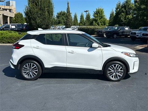 Used 2024 Nissan Kicks SV image 3
