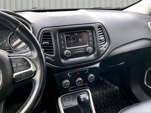 Used 2018 Jeep Compass Latitude image 3