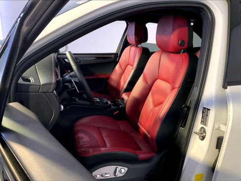 Certified 2023 Porsche Macan Turbo image 5