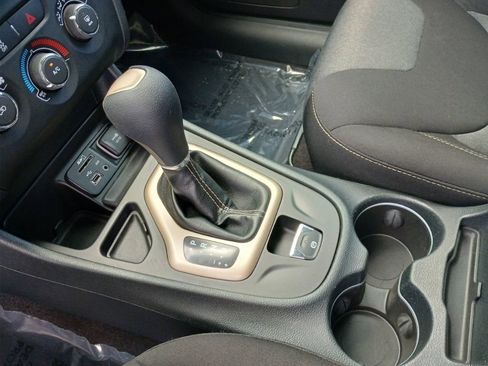 Used 2016 Jeep Cherokee Sport FWD image 31