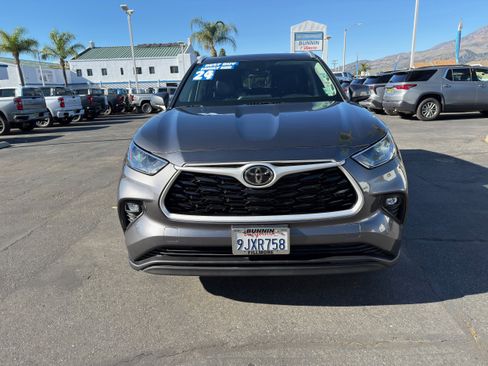 Used 2024 Toyota Highlander LE image 3