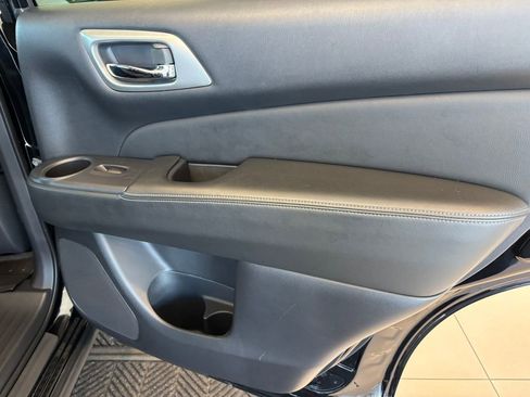 Used 2019 Nissan Pathfinder SL AWD/4WD image 34