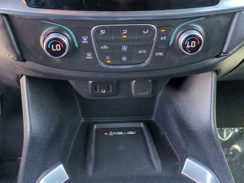 Used 2023 Chevrolet Traverse LT FWD image 18
