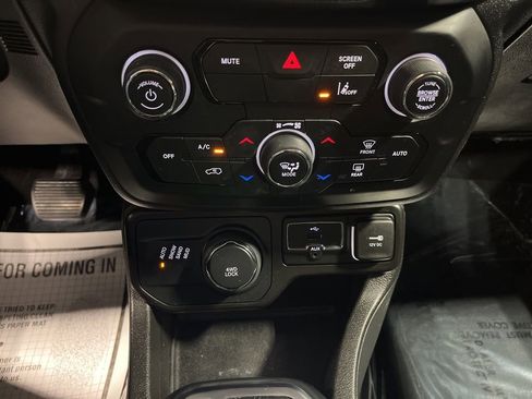Used 2021 Jeep Renegade Latitude w/ Convenience Group AWD/4WD image 29
