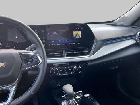 Used 2025 Chevrolet Trax LT w/ LT Convenience Package FWD image 7