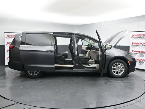 Used 2023 Chrysler Pacifica Touring-L FWD image 41