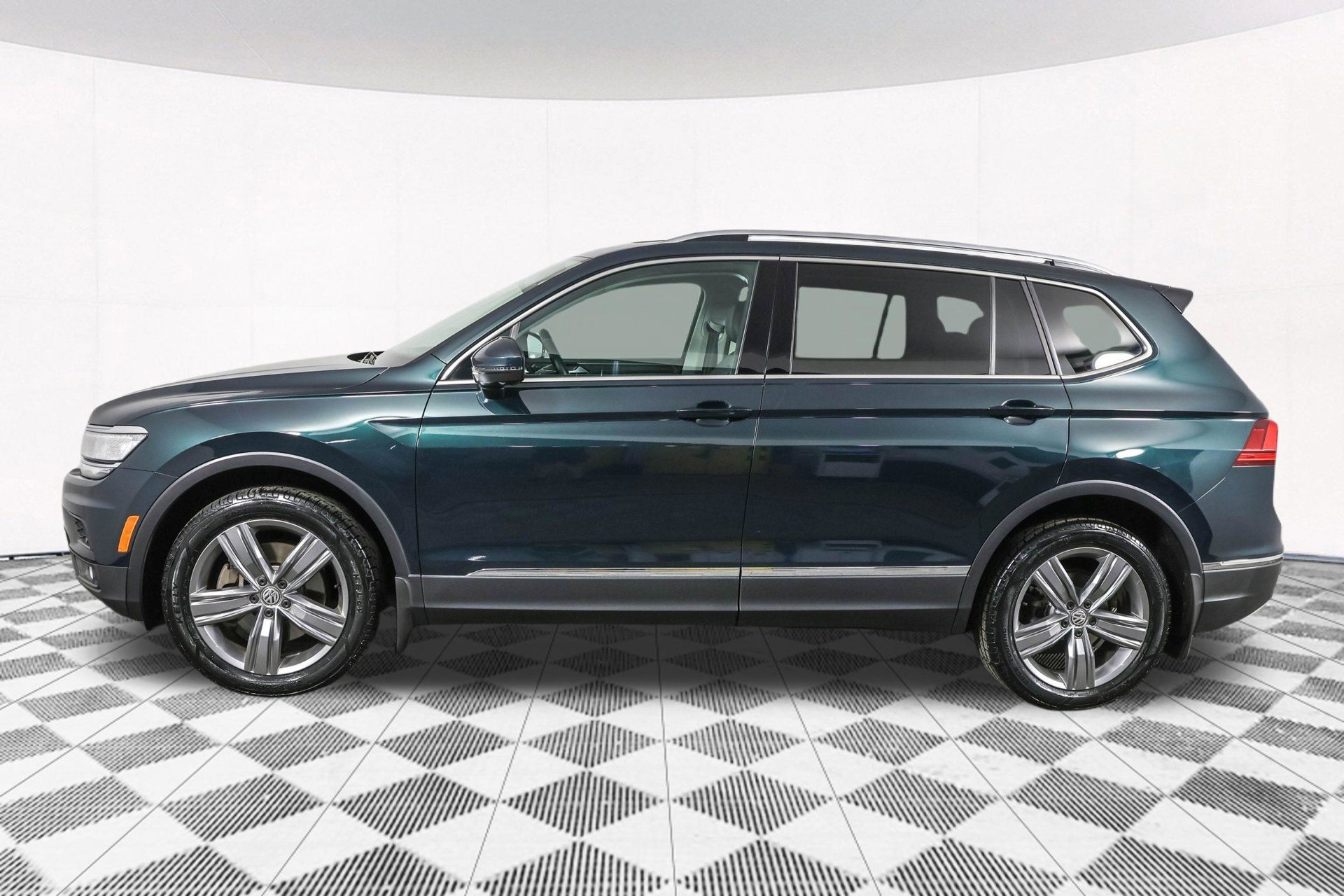 Used 2018 Volkswagen Tiguan SEL Premium AWD/4WD image 18