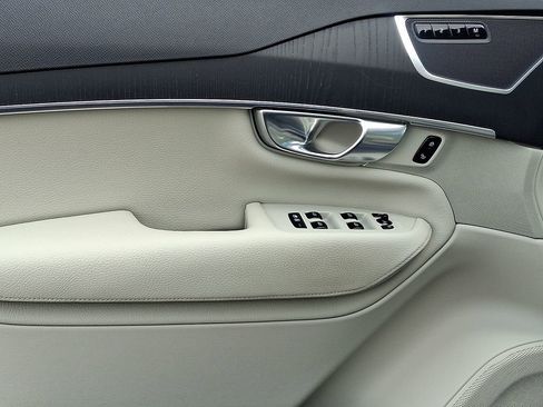 Used 2020 Volvo XC90 T6 Momentum image 14