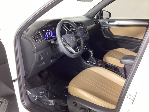 Used 2024 Volkswagen Tiguan SE w/ Panoramic Sunroof Package AWD/4WD image 28