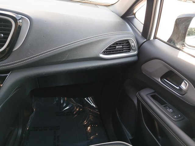 Used 2025 Chrysler Pacifica Limited FWD image 36