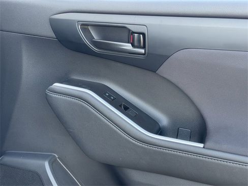 Used 2023 Toyota Highlander LE image 27