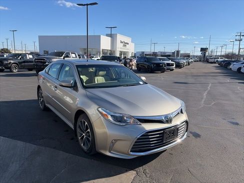 Used 2018 Toyota Avalon XLE Premium image 3