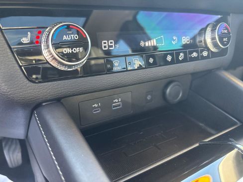 Used 2024 Mitsubishi Outlander SE image 25