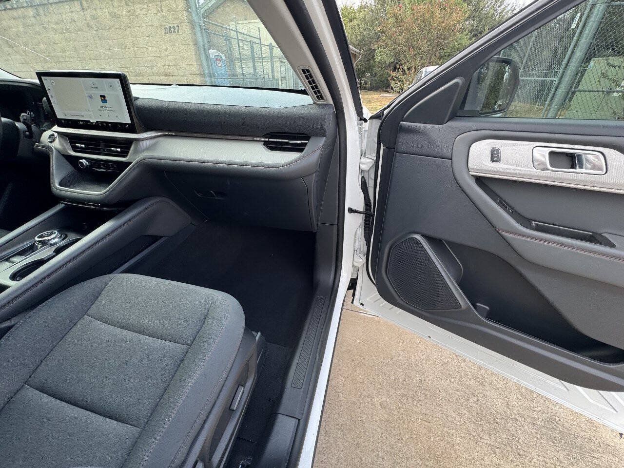 Used 2025 Ford Explorer Active RWD image 25