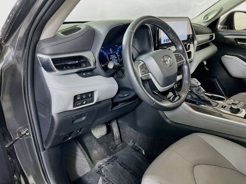 Used 2024 Toyota Highlander Platinum AWD/4WD image 9