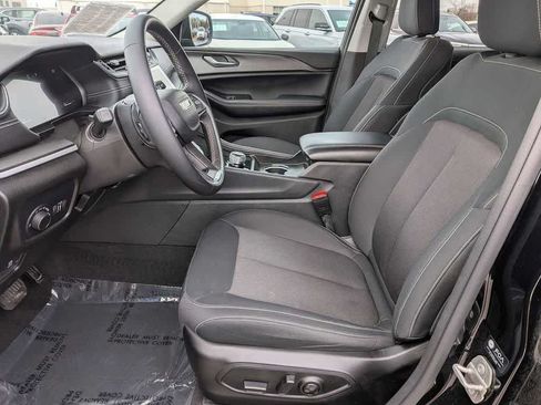 Used 2023 Jeep Grand Cherokee Laredo AWD/4WD image 15